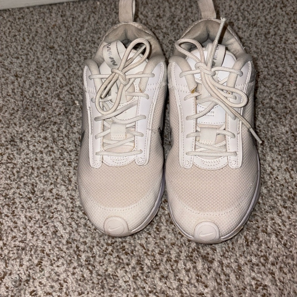 Gently used White & silver Nike Air Max great condition.